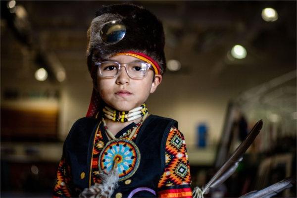8岁的少年首席男舞者阿兹里尔·沙南奎特在格兰德山谷拍摄肖像照&今年是第23届 &庆祝各行各业&rdquo; Pow Wow April 13.